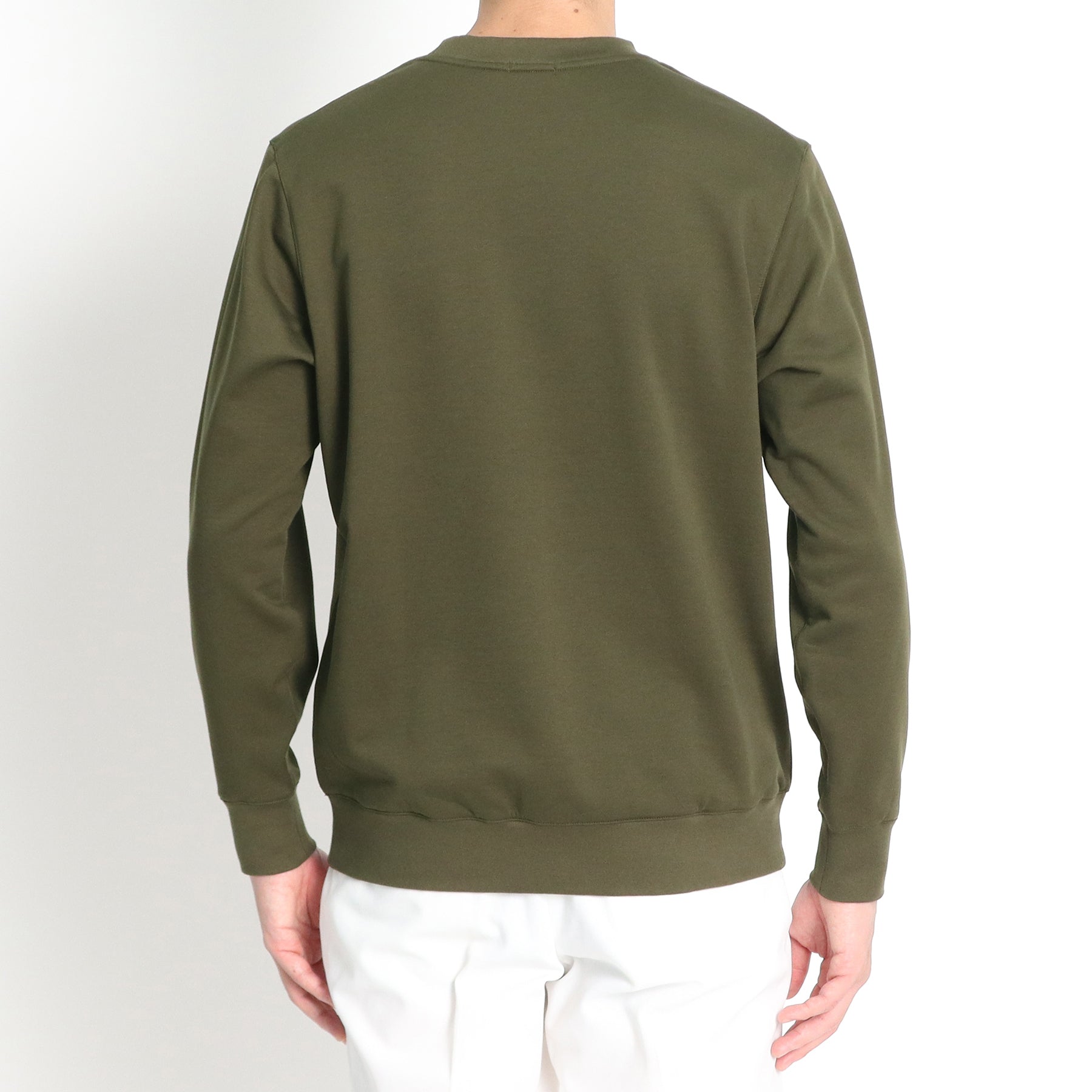 スビンプラチナム裏毛スウェットシャツオリーブの背面を写したメンズ着用画像