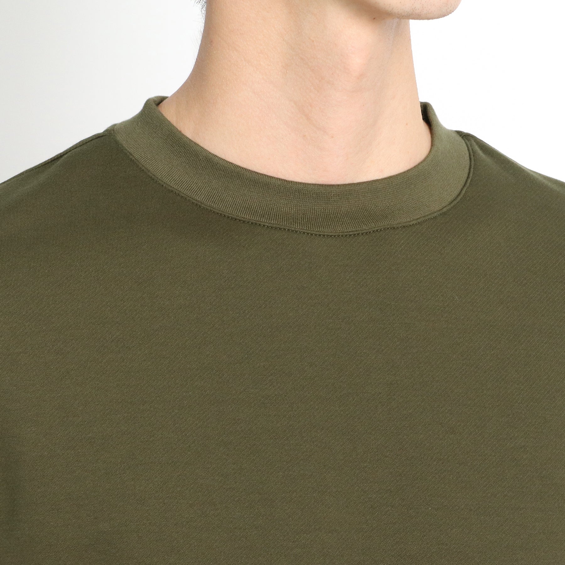 スビンプラチナム裏毛スウェットシャツオリーブの首まわりを写したメンズ着用画像