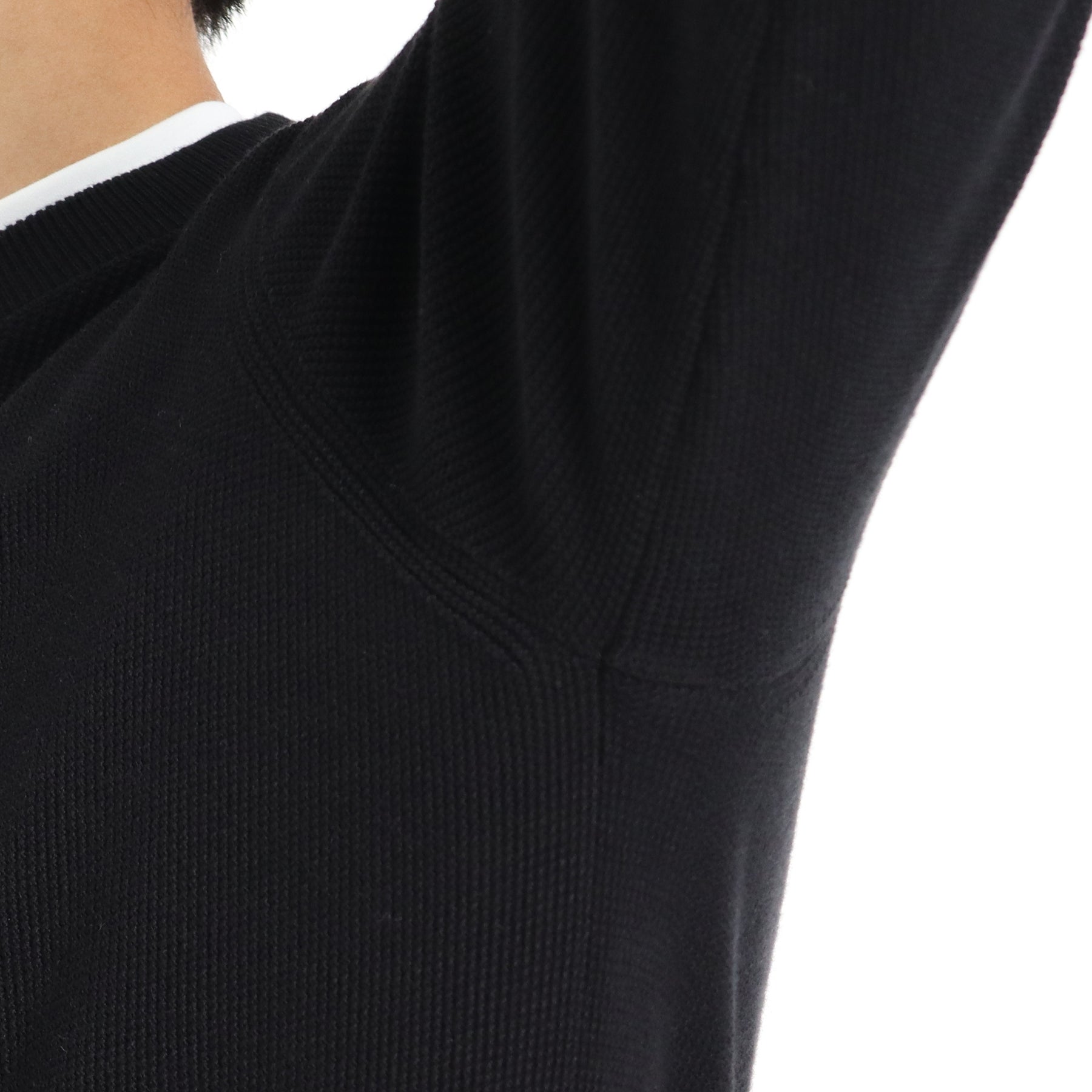 スビンプラチナムサーマルニットブラックのアームホールを写したメンズ着用画像