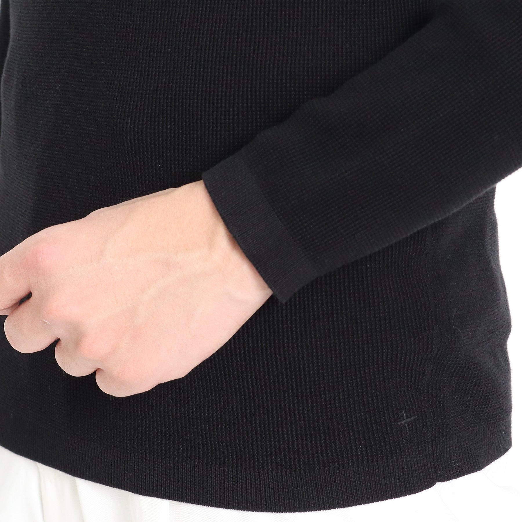 スビンプラチナムサーマルニットブラックの袖を写したメンズ着用画像