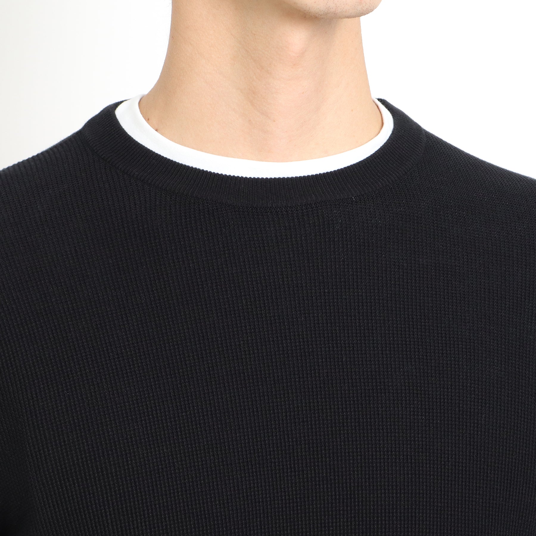 スビンプラチナムサーマルニットブラックの首まわりを写したメンズ着用画像