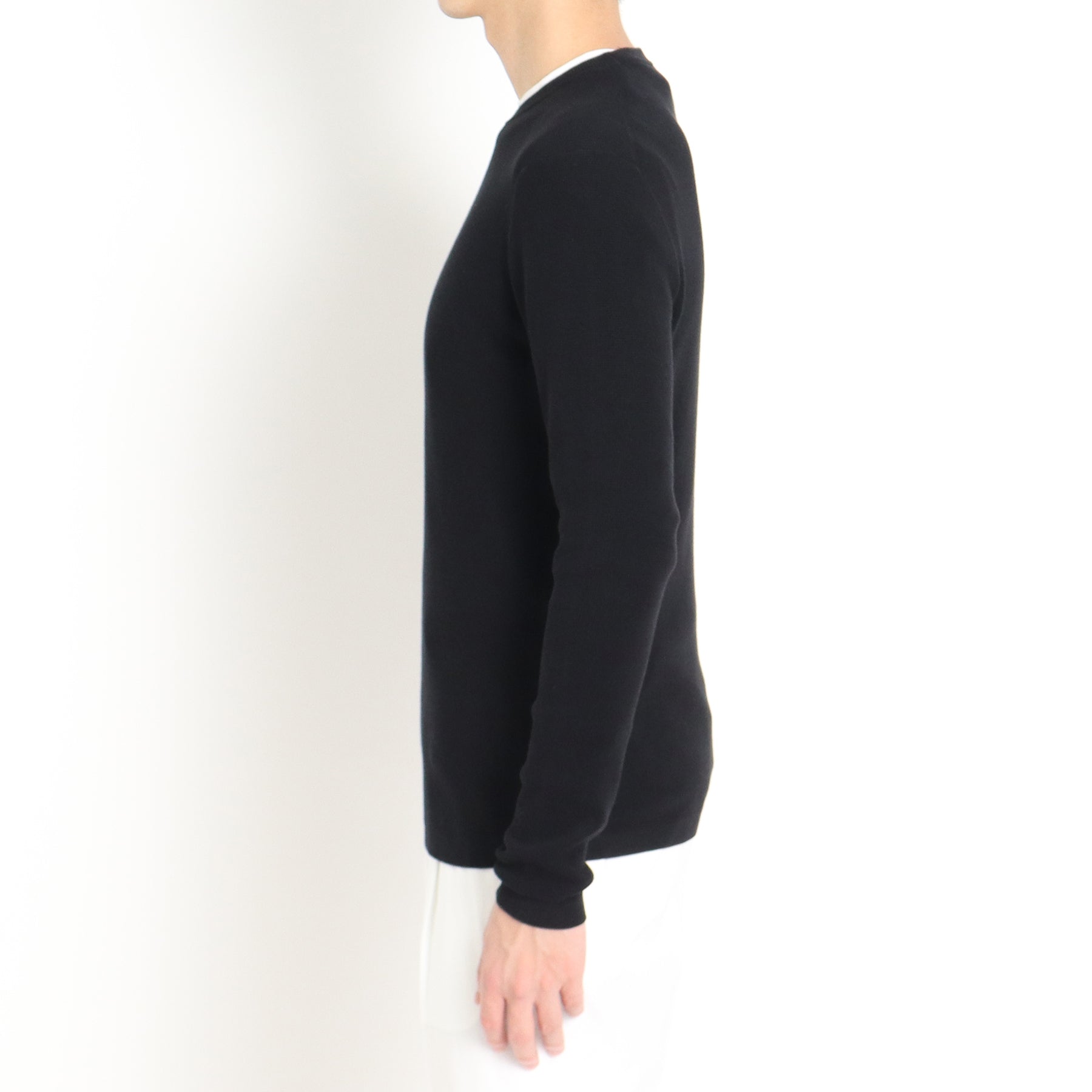スビンプラチナムサーマルニットブラックの側面を写したメンズ着用画像