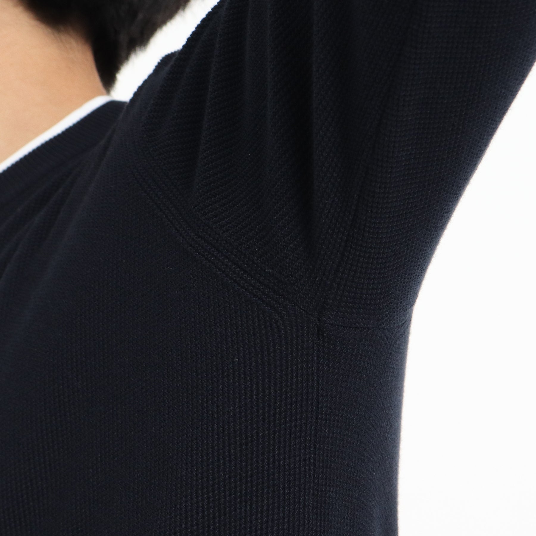 スビンプラチナムサーマルニットネイビーのアームホールを写したメンズ着用画像