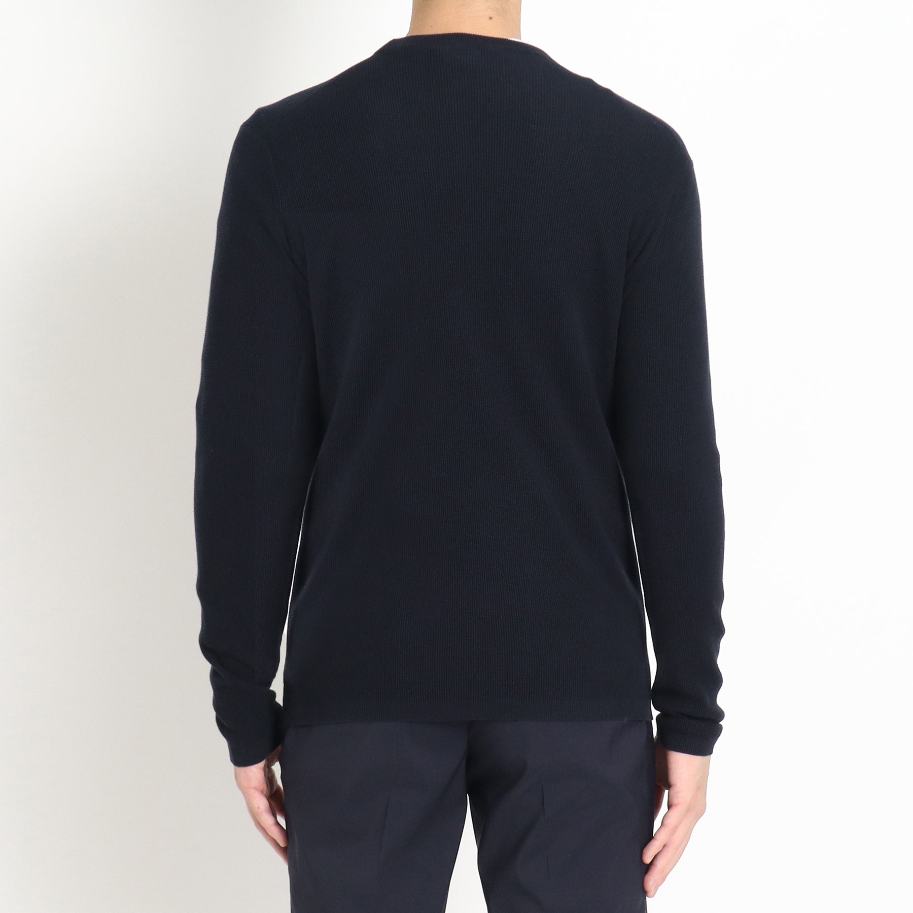 スビンプラチナムサーマルニットネイビーの背面を写したメンズ着用画像