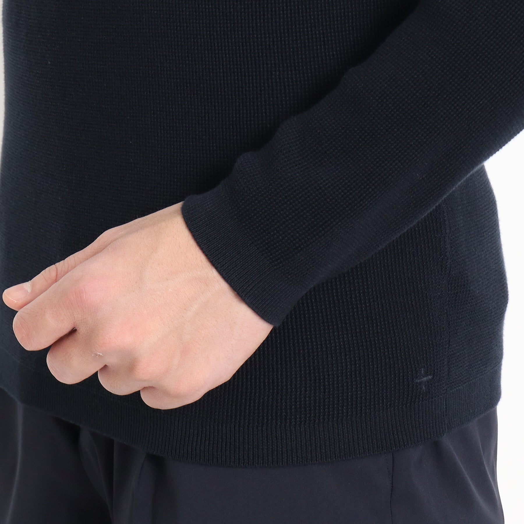 スビンプラチナムサーマルニットネイビーの袖を写したメンズ着用画像