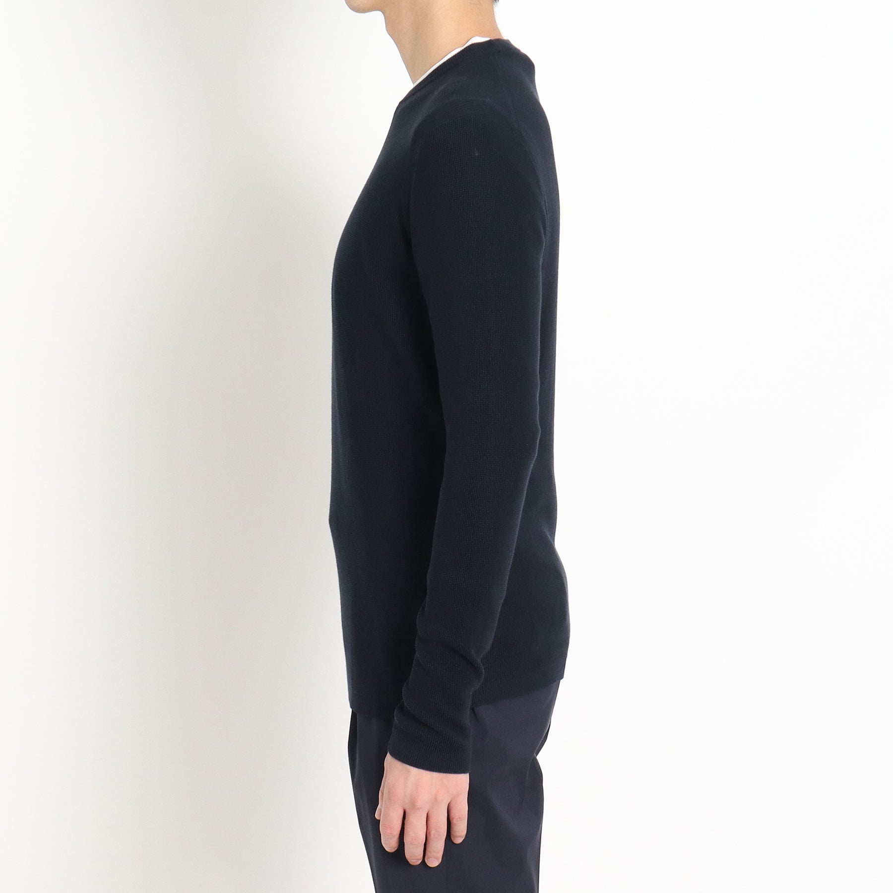 スビンプラチナムサーマルニットネイビーの側面を写したメンズ着用画像