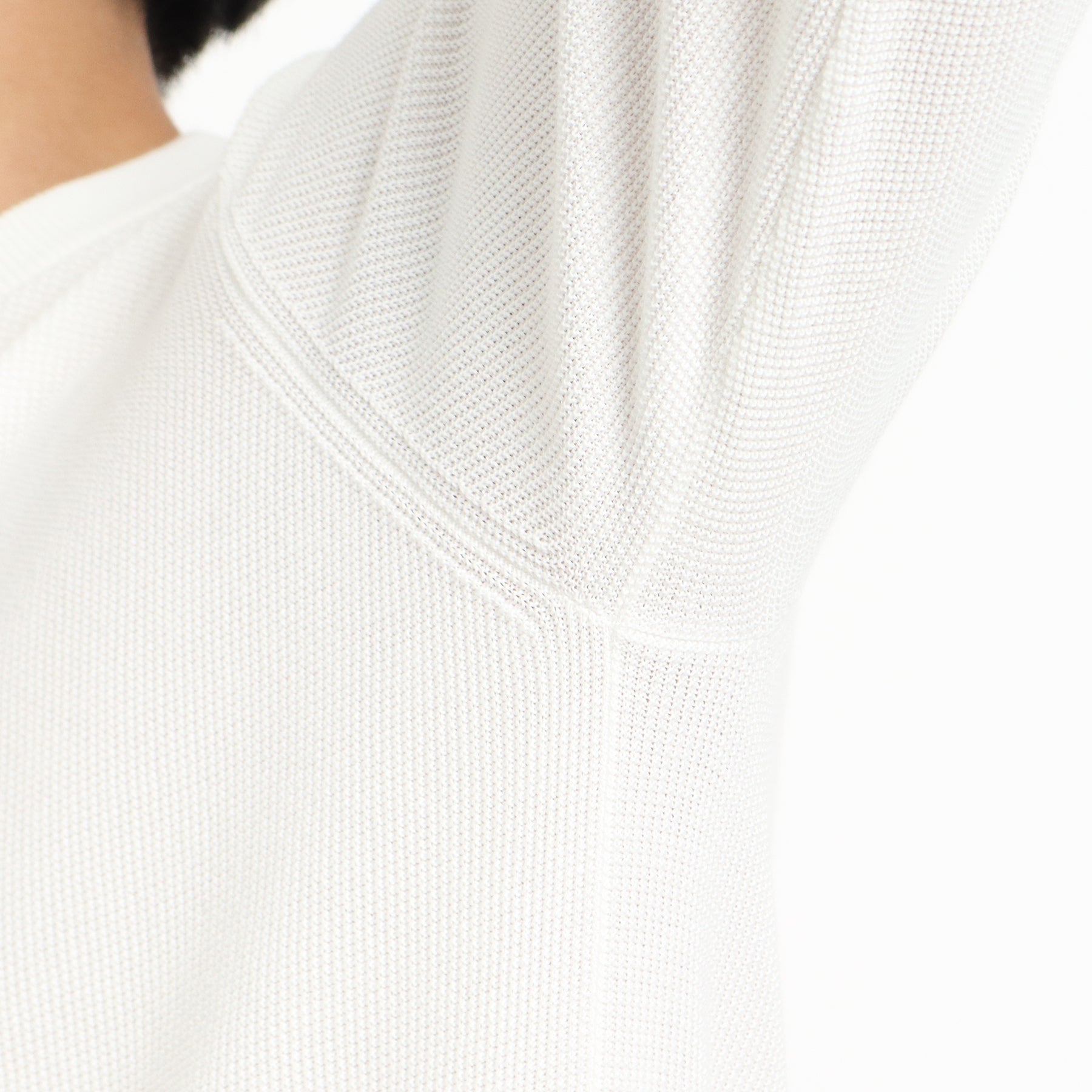 スビンプラチナムサーマルニットホワイトのアームホールを写したメンズ着用画像