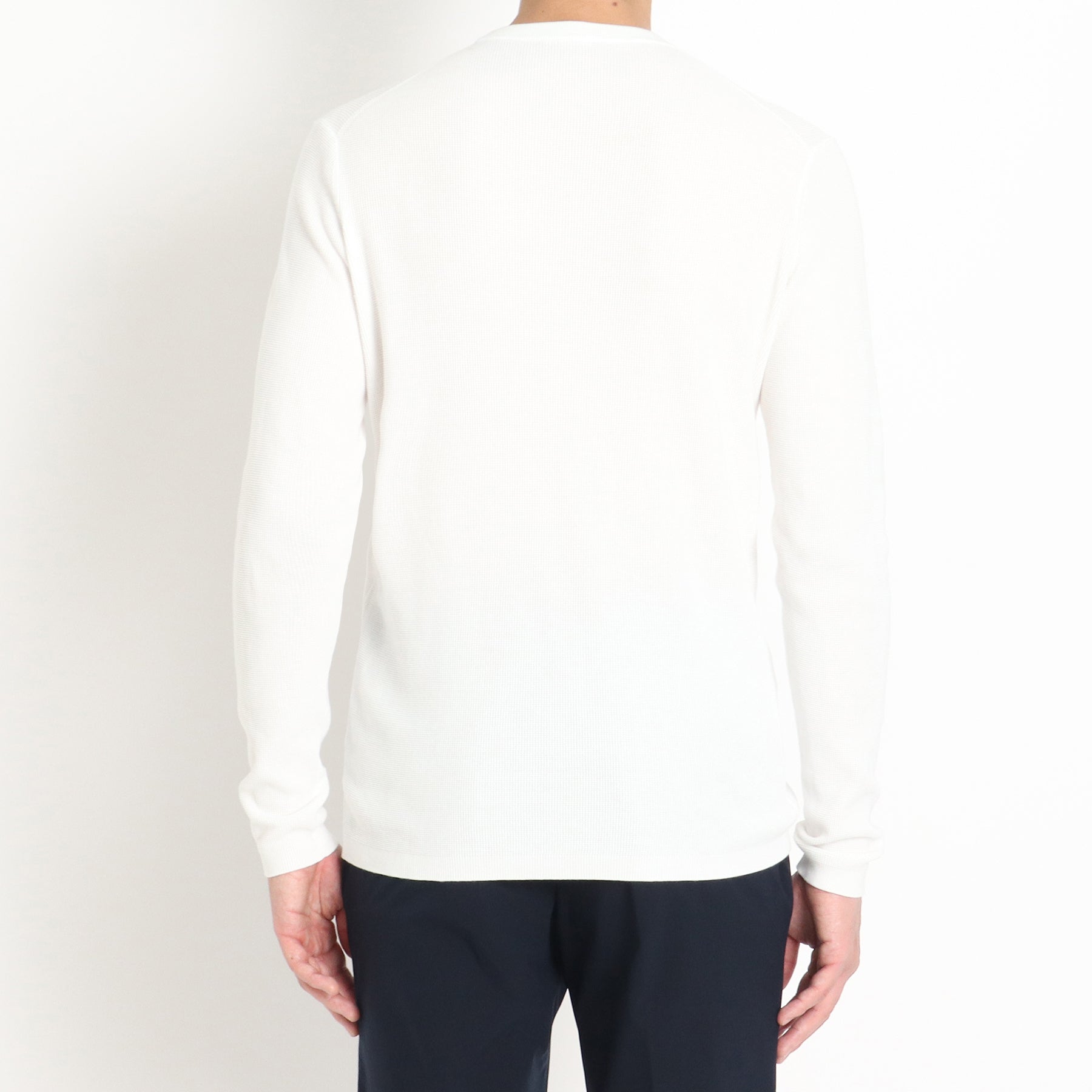 スビンプラチナムサーマルニットホワイトの背面を写したメンズ着用画像