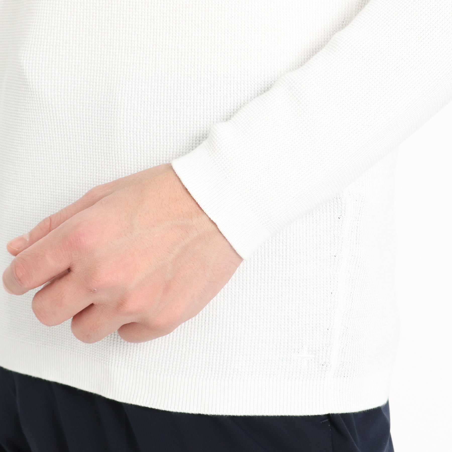 スビンプラチナムサーマルニットホワイトの袖を写したメンズ着用画像