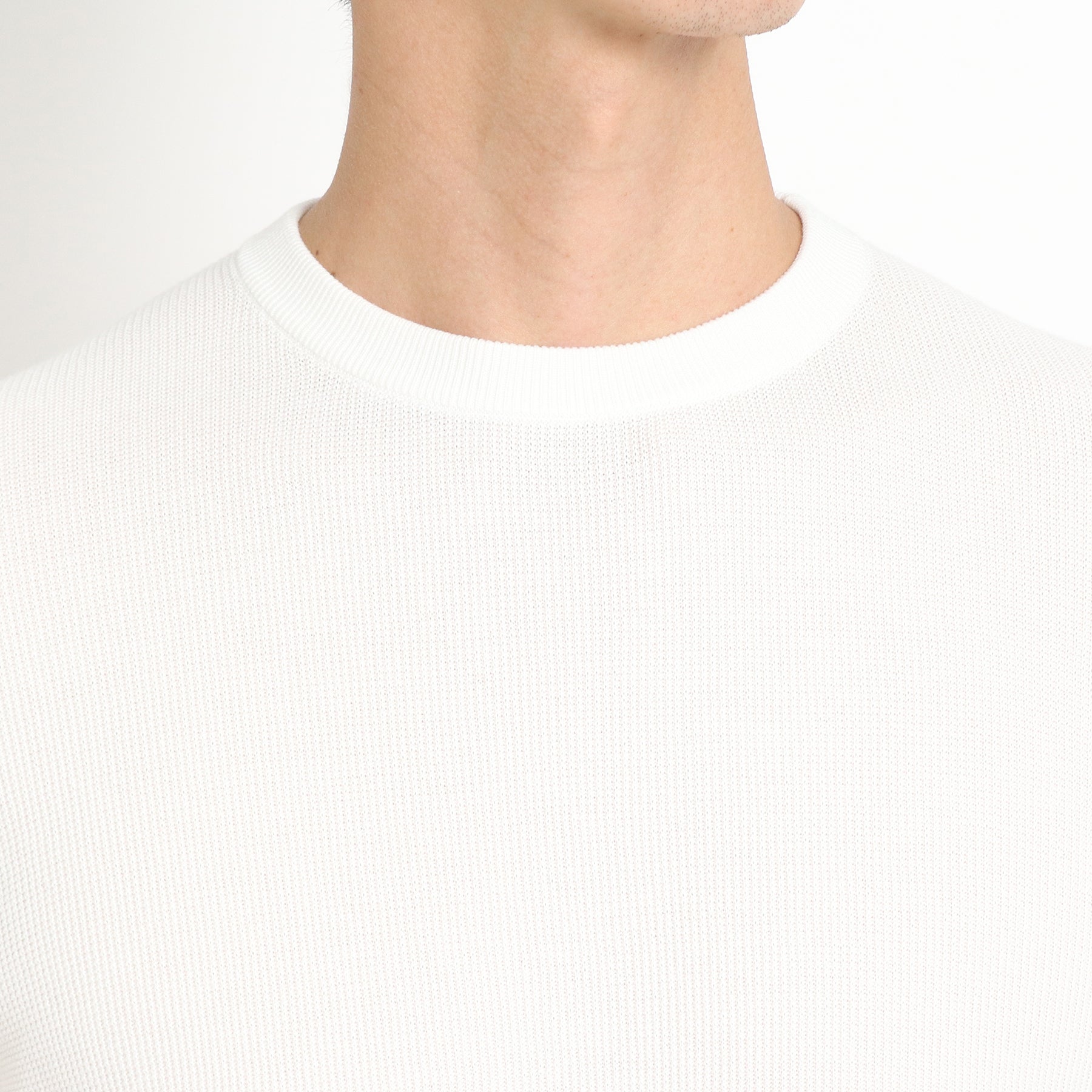 スビンプラチナムサーマルニットホワイトの首まわりを写したメンズ着用画像
