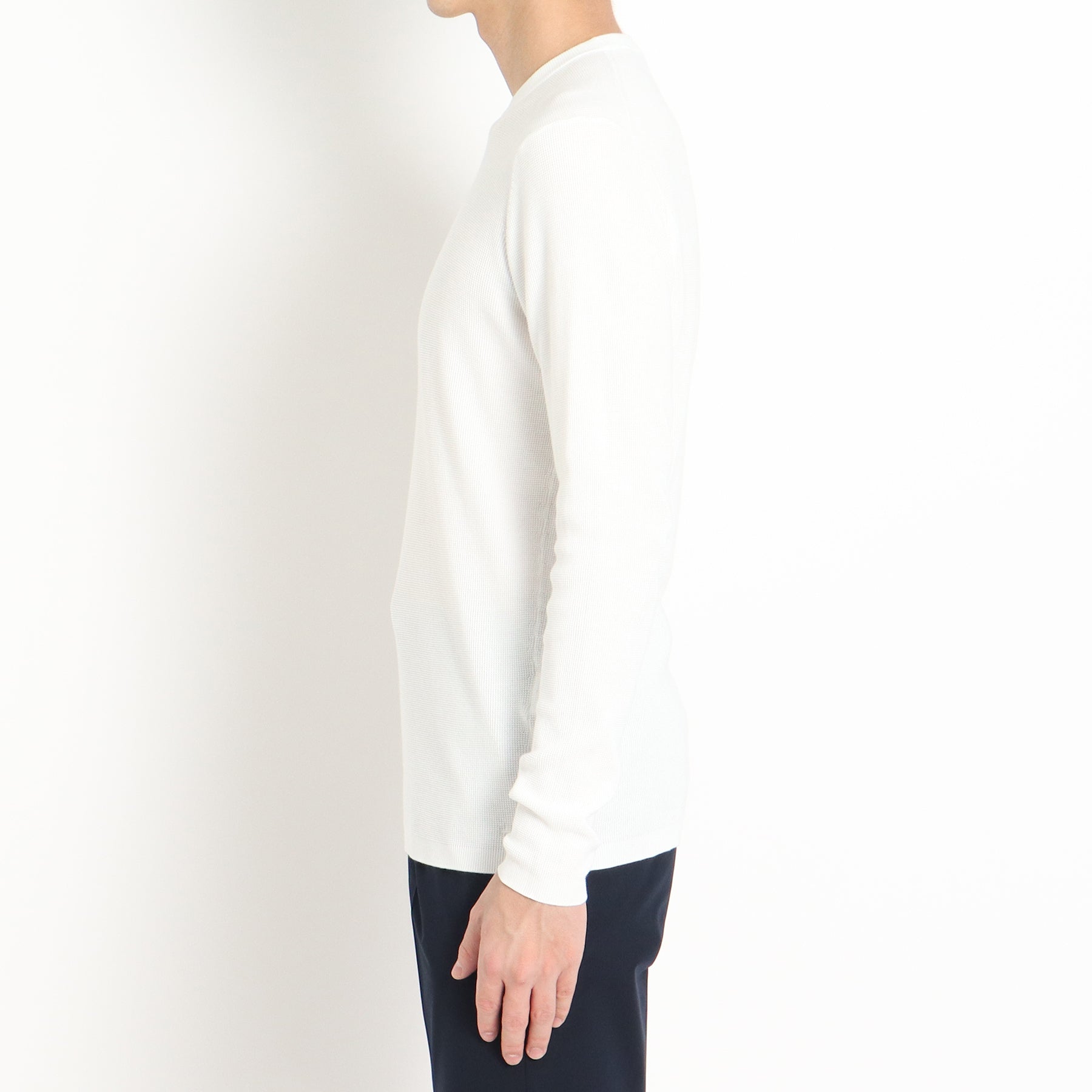 スビンプラチナムサーマルニットホワイトの側面を写したメンズ着用画像