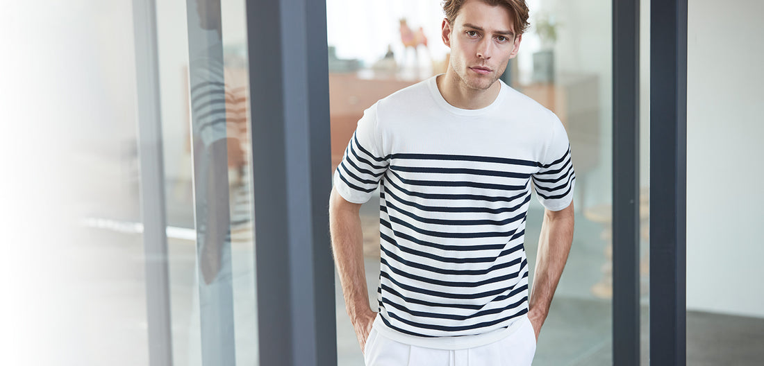 白ベースネイビーボーダーニットを着たモデル