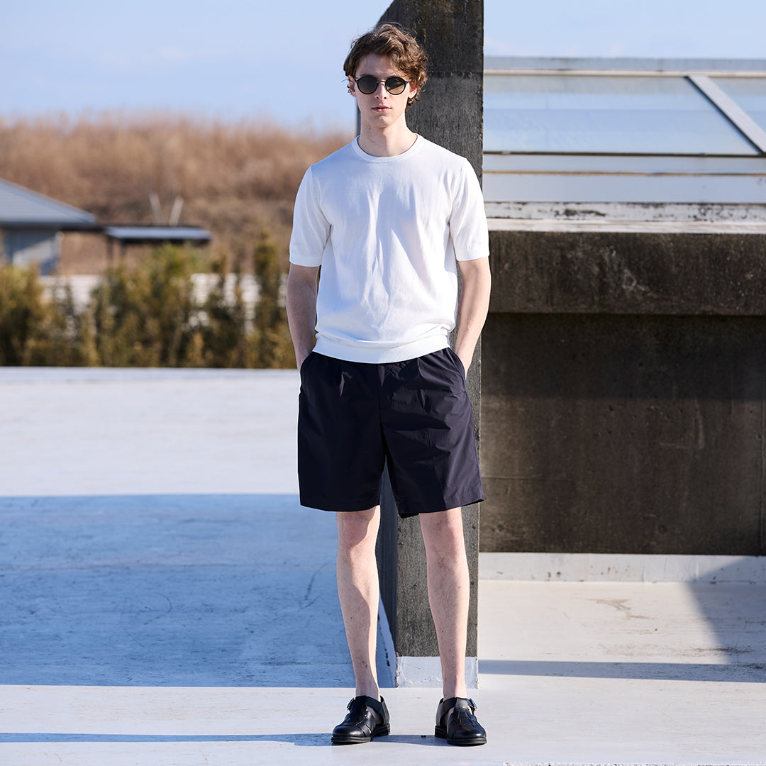 スビンプラチナムニットTシャツにテックスナイロンショートパンツを合わせたコーディネート