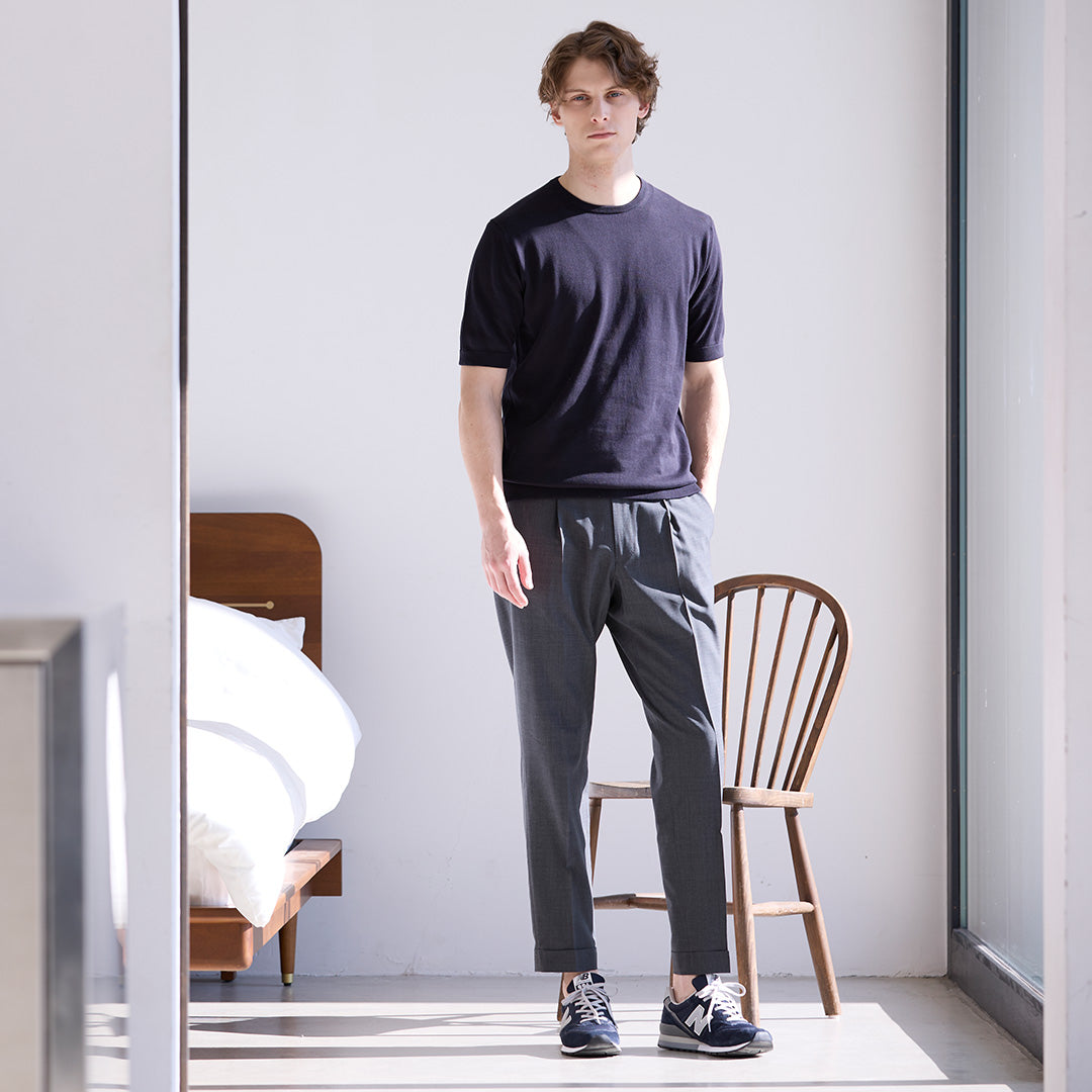 スビンプラチナムニットTシャツにトロピカルイージートラウザーを合わせたコーディネート