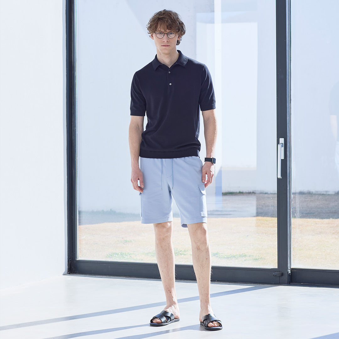 スビンプラチナムニットTシャツにスムーステリーカーゴショートパンツを合わせたコーディネート