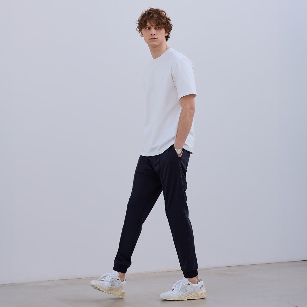 マットツイストジョガーパンツにテーラードポケットTシャツ合わせたコーディネート