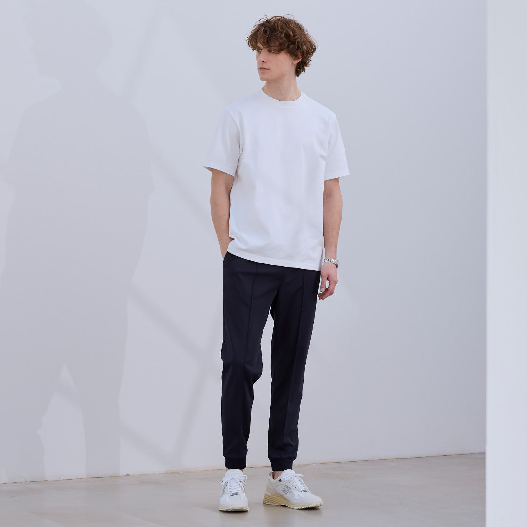 マットツイストジョガーパンツにテーラードポケットTシャツ合わせたコーディネート
