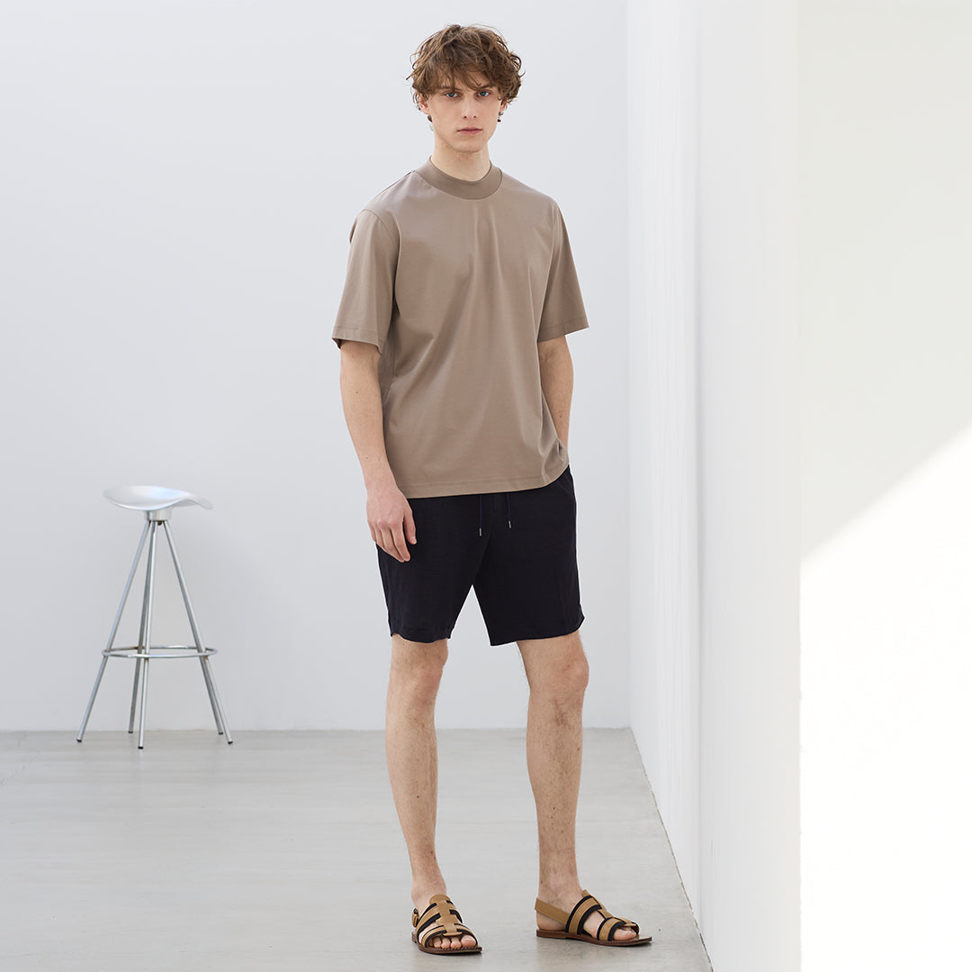 ギザ45モックネックドレスTシャツにリネンジャージーショートパンツを合わせたコーディネート