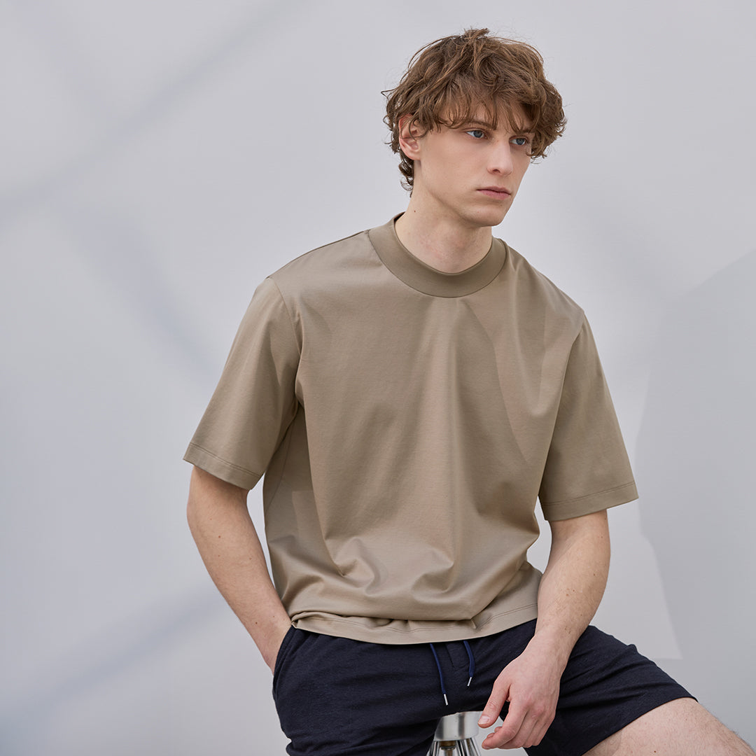 ギザ45モックネックドレスTシャツにリネンジャージーショートパンツを合わせたコーディネート