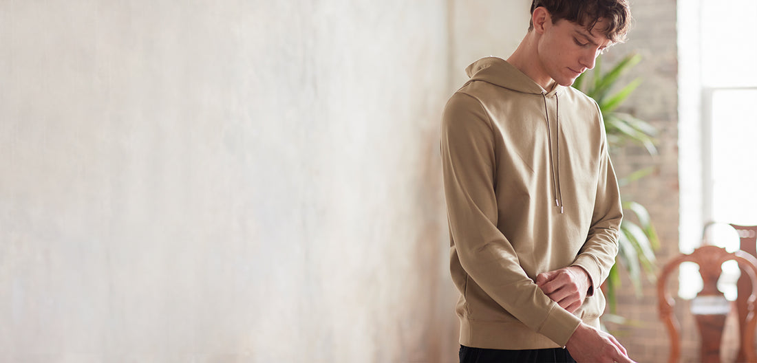 トープカラーのフーディを着用したモデル