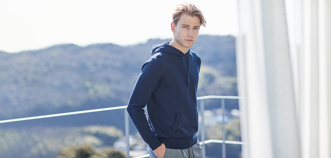 ニットフーディネイビーを着たモデル