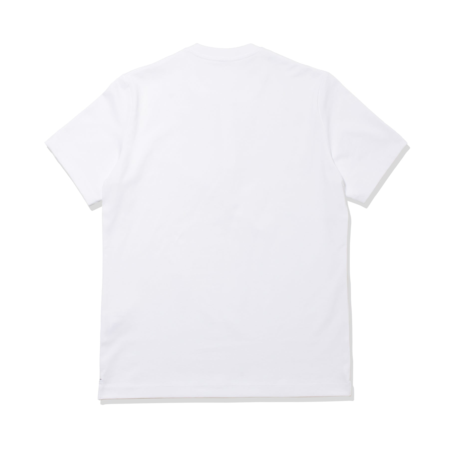 ハイブリッドコットンヘンリーネックテーラードTシャツホワイトの背面を写した商品画像