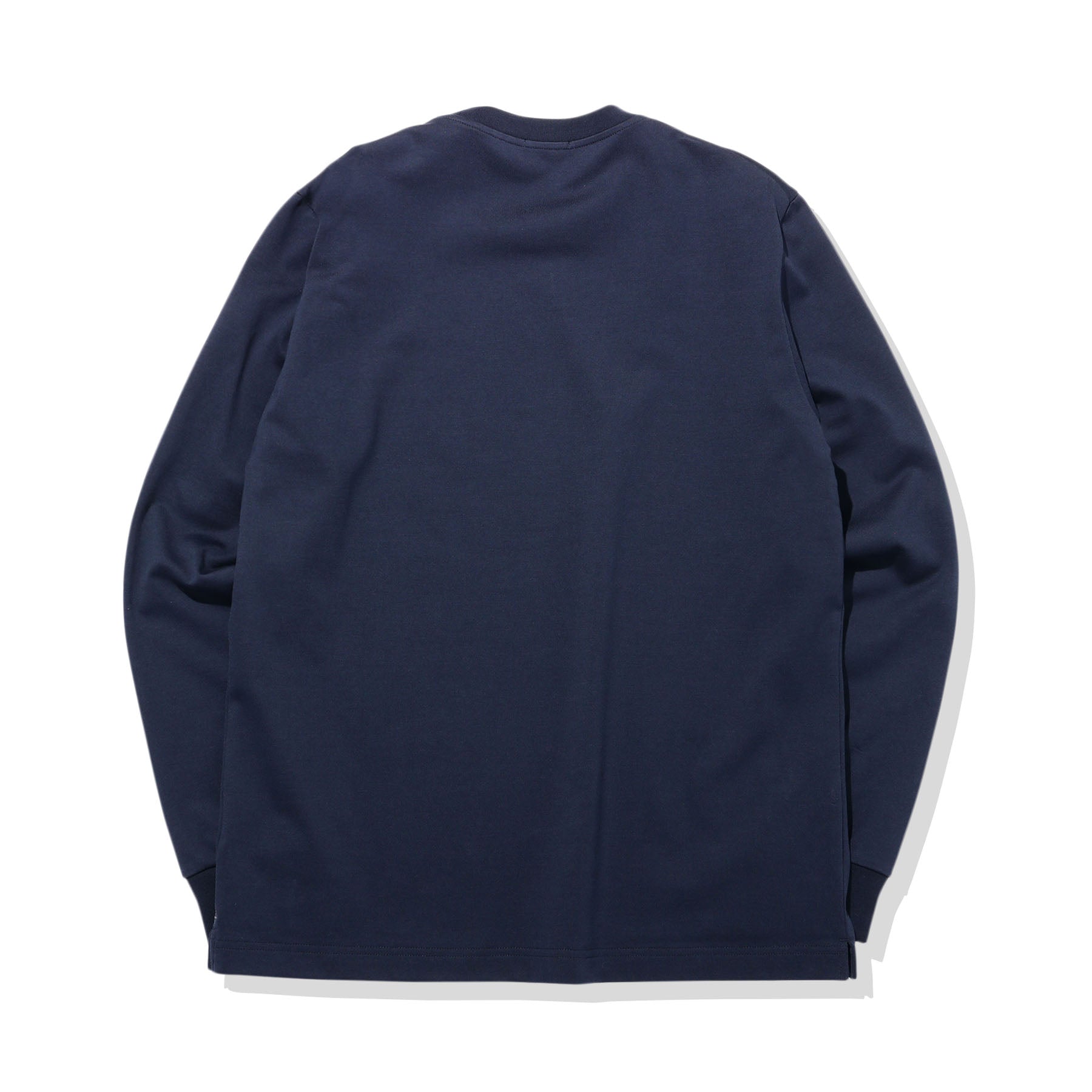 ハイブリッドコットンテーラードロングスリーブTシャツネイビーの背面を写した商品画像