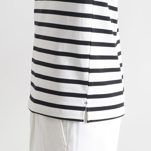 ハイブリッドコットンボーダーバスクシャツホワイト×ブラックの裾を写したメンズ着用画像