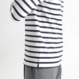 ハイブリッドコットンボーダーバスクシャツホワイト×ネイビーの裾を写したメンズ着用画像