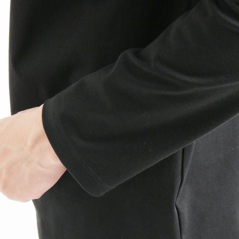 ハイブリッドコットンバスクシャツブラックの袖を写したメンズ着用画像
