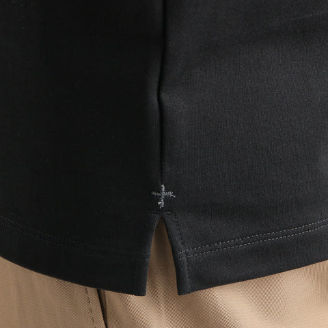 ハイブリッドコットンバスクシャツブラックの裾を写したメンズ着用画像
