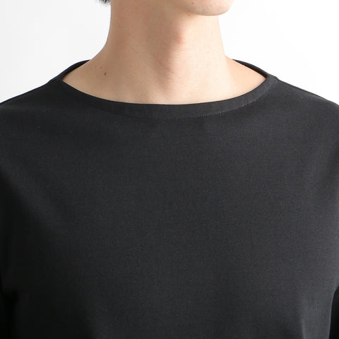 ハイブリッドコットンバスクシャツブラックの首まわりを写したメンズ着用画像