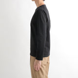 ハイブリッドコットンバスクシャツブラックの側面を写したメンズ着用画像