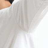 ハイブリッドコットンバスクシャツホワイトのアームホールを写したメンズ着用画像