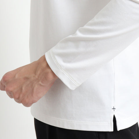 ハイブリッドコットンバスクシャツホワイトの袖を写したメンズ着用画像