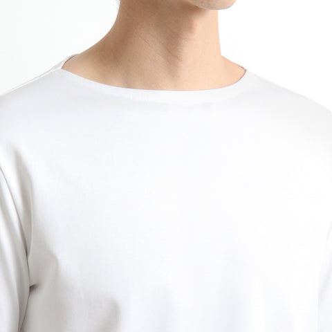 ハイブリッドコットンバスクシャツホワイトの首まわりを写したメンズ着用画像
