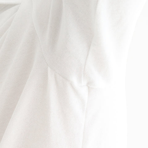 スビンプラチナムマイクロパイルカプリシャツホワイトのアームホールを写したメンズ着用画像