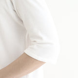 スビンプラチナムマイクロパイルカプリシャツホワイトの袖を写したメンズ着用画像