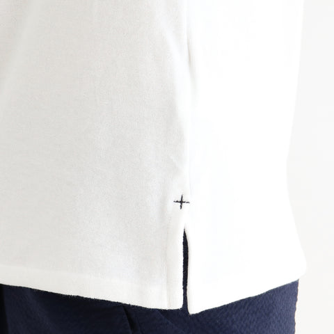 スビンプラチナムマイクロパイルカプリシャツホワイトの裾を写したメンズ着用画像
