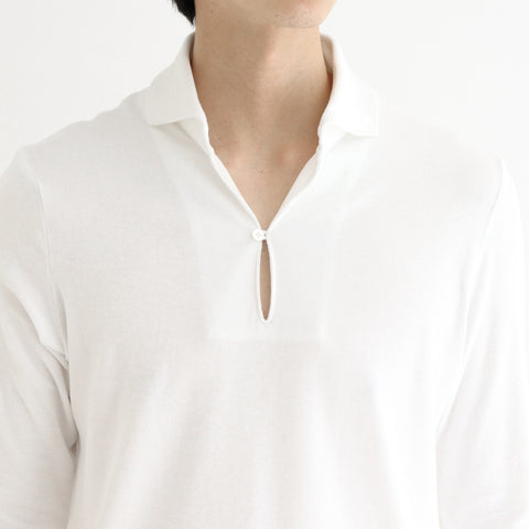 スビンプラチナムマイクロパイルカプリシャツホワイトの首まわりを写したメンズ着用画像