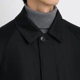 シルクウールコートの首元と襟部分を写したメンズ着用画像