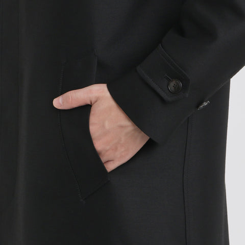 シルクウールコートのポケット部分を写したメンズ着用画像