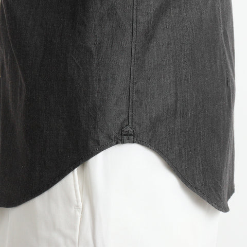 スビンプラチナムリアクティブデニムシャツブラックの裾を写したメンズ着用画像