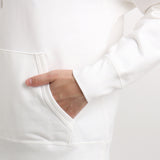 リサイクルスビンフーディーオフホワイトの袖とポケットを写したメンズ着用画像