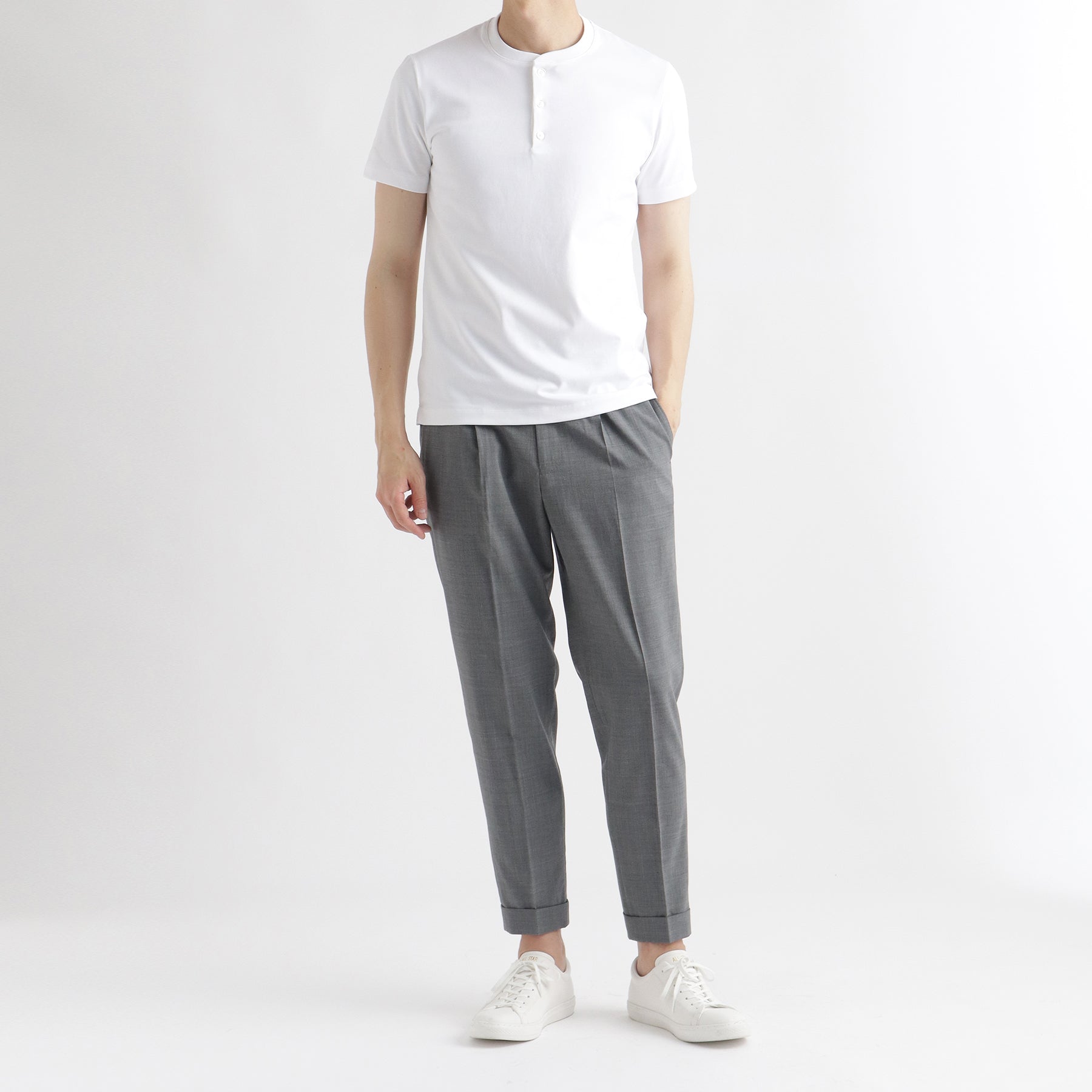 ハイブリッドコットンヘンリーネックテーラードTシャツホワイトとパンツのメンズ着用画像1