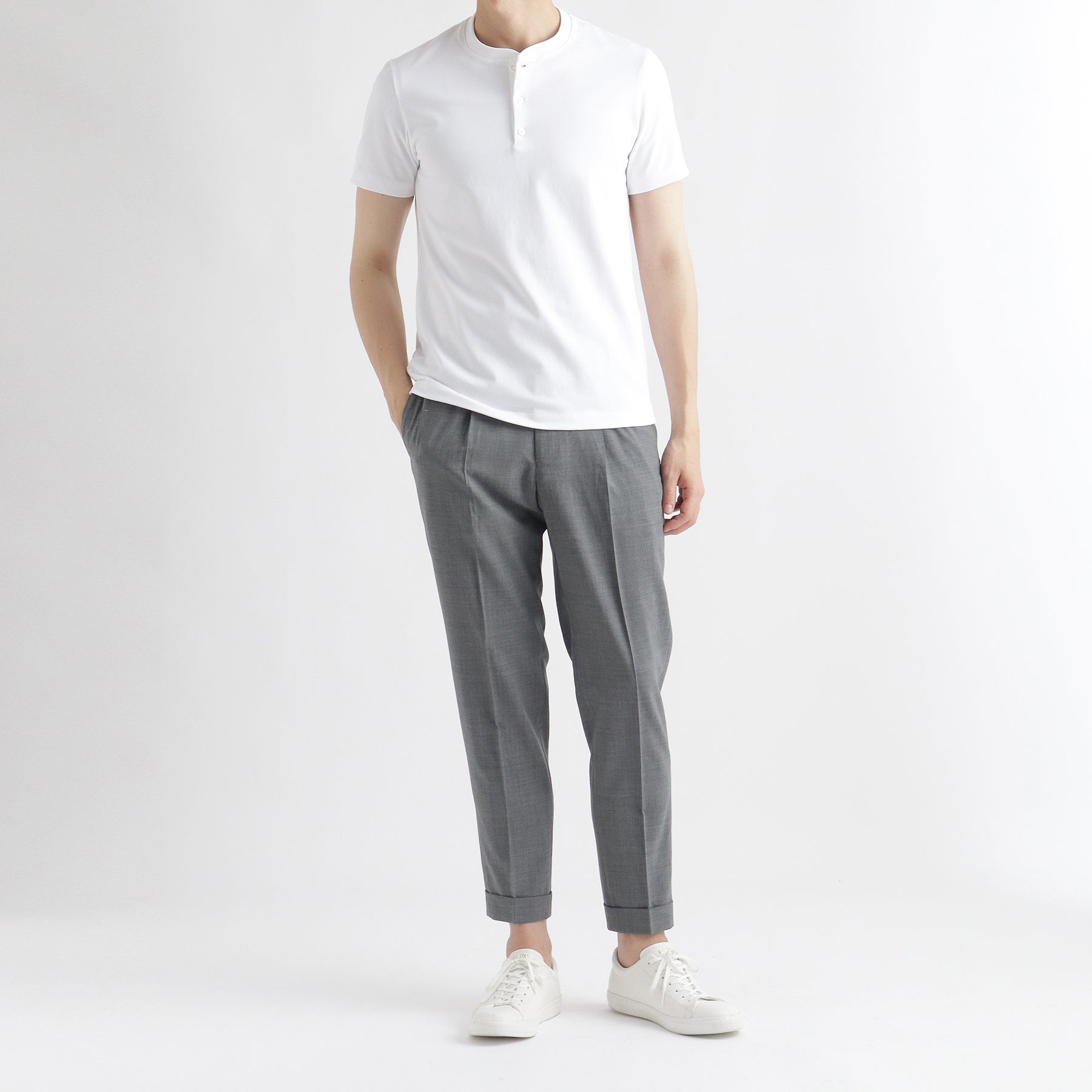 ハイブリッドコットンヘンリーネックテーラードTシャツホワイトとパンツのメンズ着用画像2