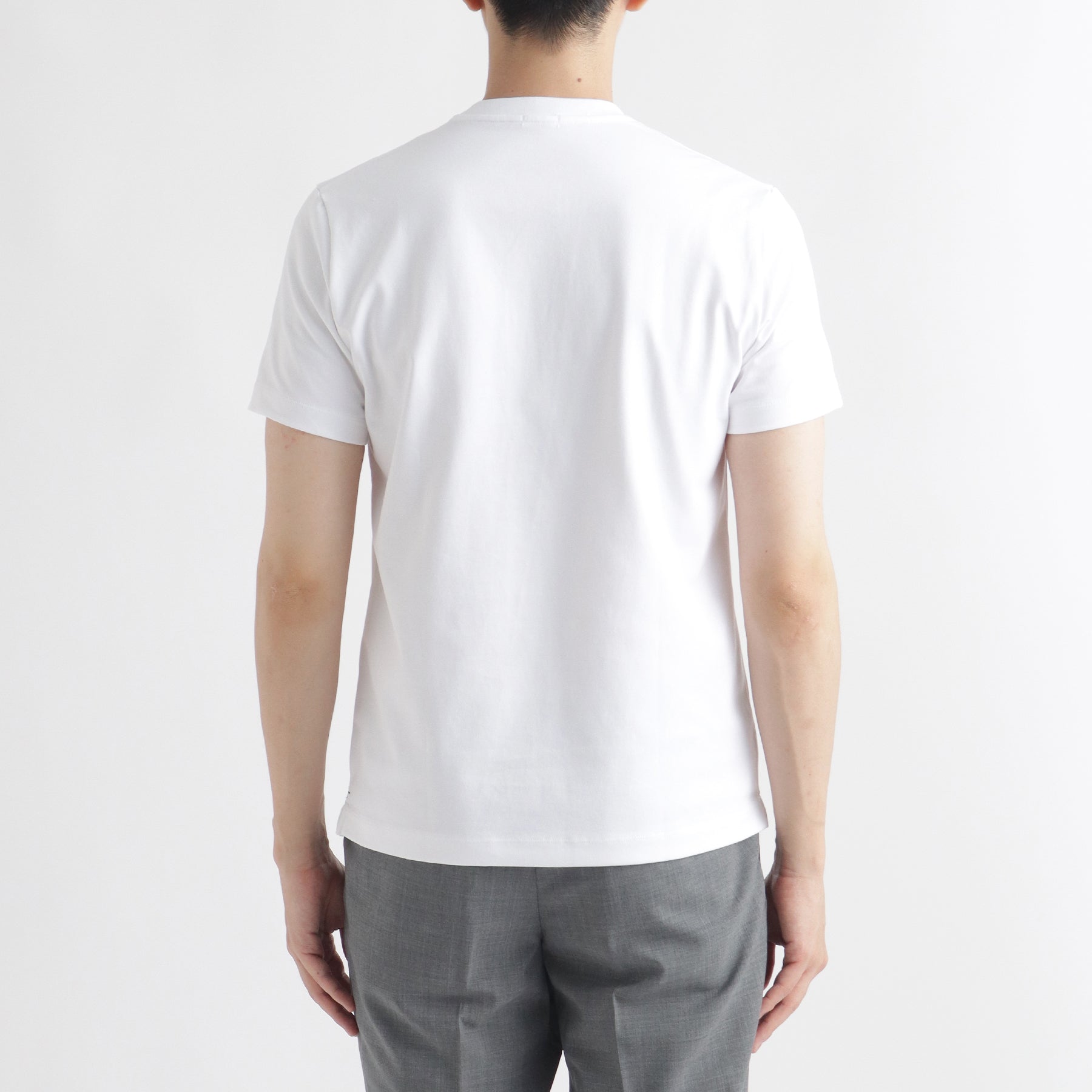 ハイブリッドコットンヘンリーネックテーラードTシャツホワイトの背面を写した商品画像
