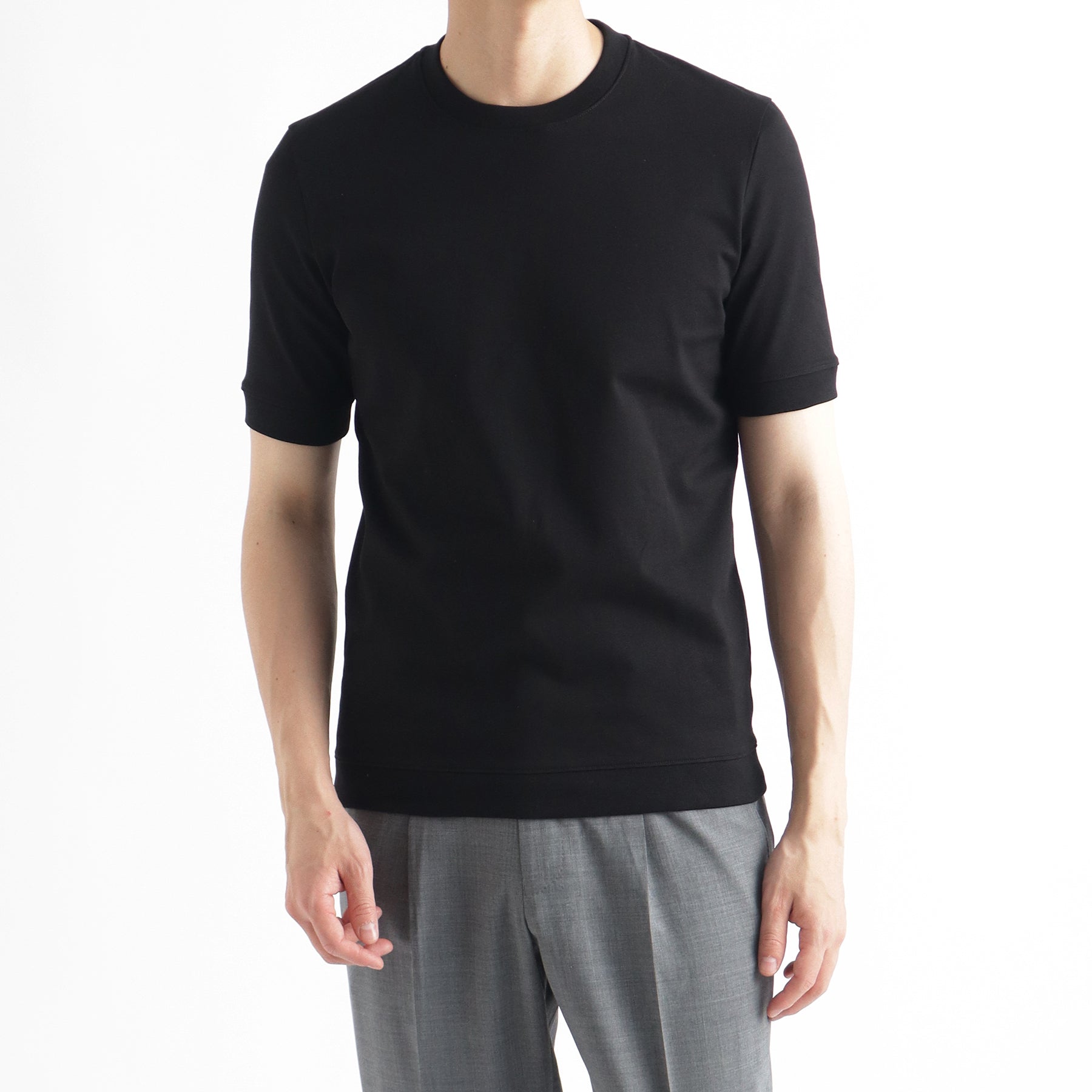 ハイブリッドコットンリブドヘムテーラードTシャツブラックのメンズ着用画像1