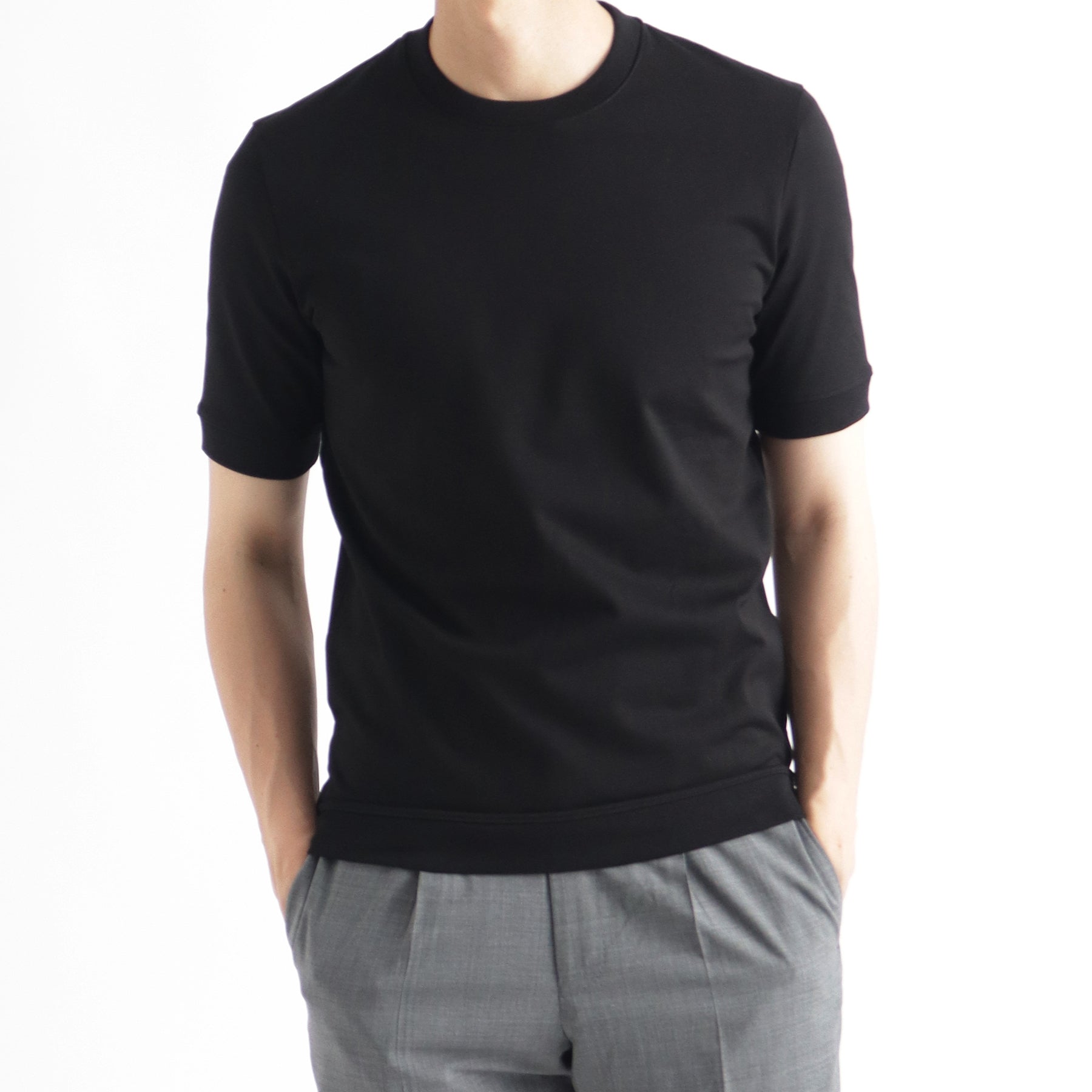 ハイブリッドコットンリブドヘムテーラードTシャツブラックのメンズ着用画像2