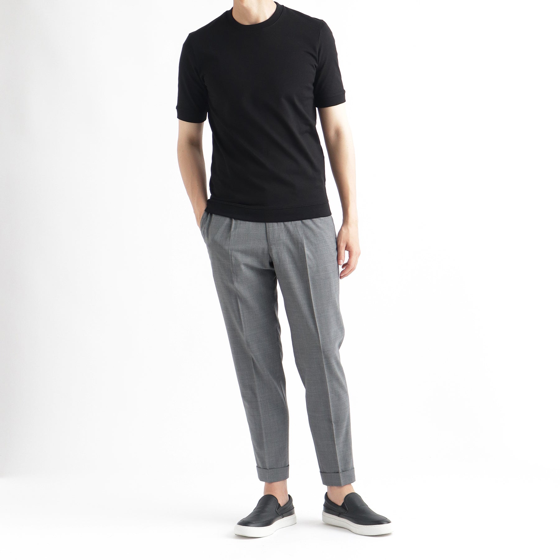 ハイブリッドコットンリブドヘムテーラードTシャツブラックとパンツのメンズ着用画像1